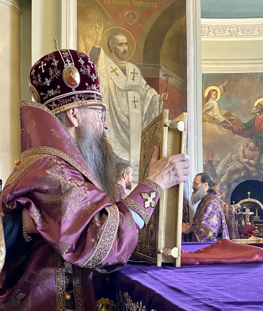 Божественная Литургия в Троицком соборе в Неделю 3-ю Великого поста, Крестопоклонную