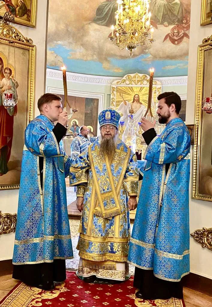 Божественная Литургия в Троицком соборе в Неделю 16-ю по Пятидесятнице