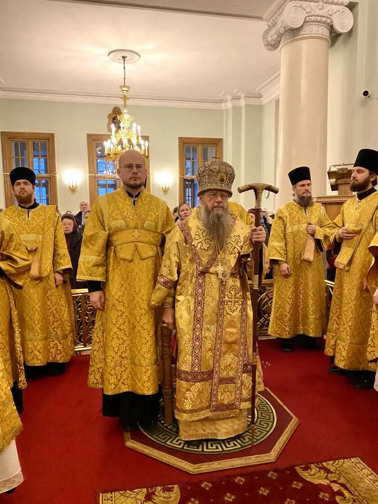 В Неделю 23-ю по Пятидесятнице епископ Алексий возглавил Божественную Литургию в Даниловой обители