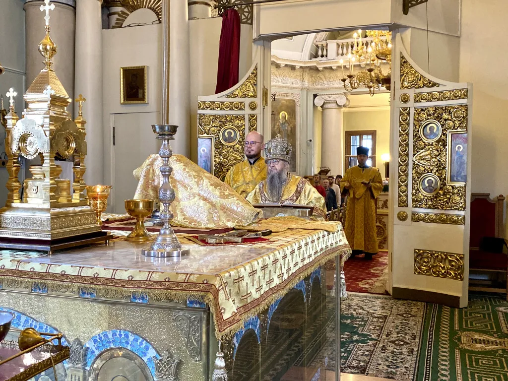 Божественная Литургия в Троицком соборе в Неделю 10-ю по Пятидесятнице