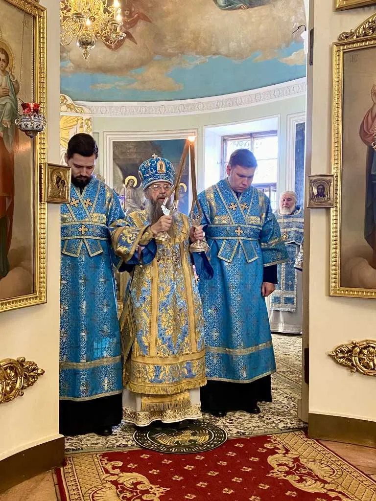 Божественная Литургия в Троицком соборе в Неделю 16-ю по Пятидесятнице