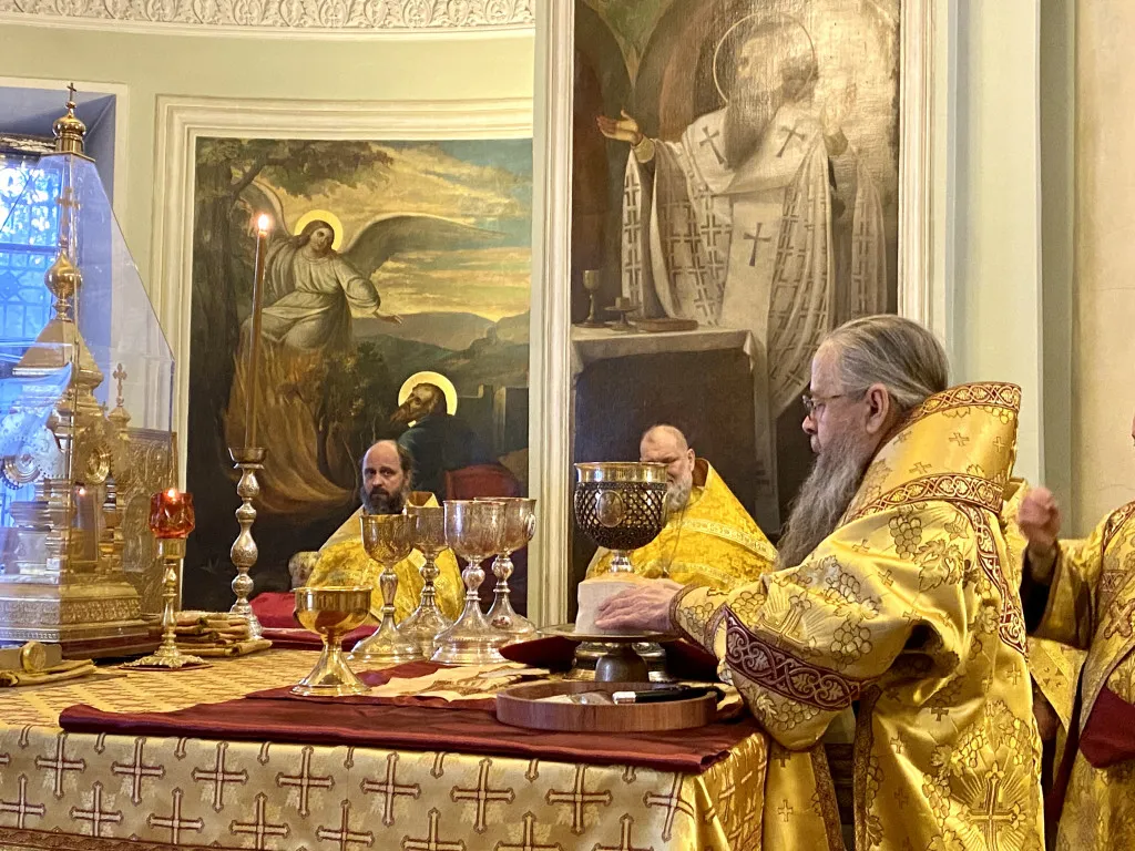 Божественная Литургия в Троицком соборе в Неделю 32-ю по Пятидесятнице