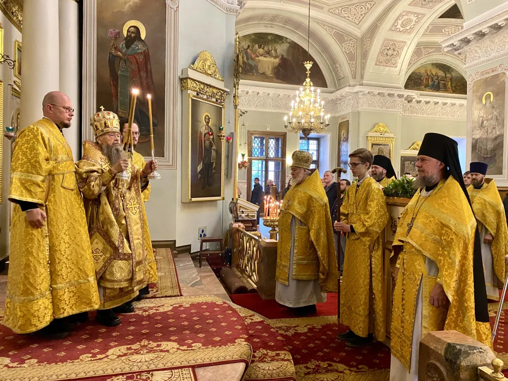 Божественная Литургия в Троицком соборе в Неделю 1-ю по Пятидесятнице, собор всех святых