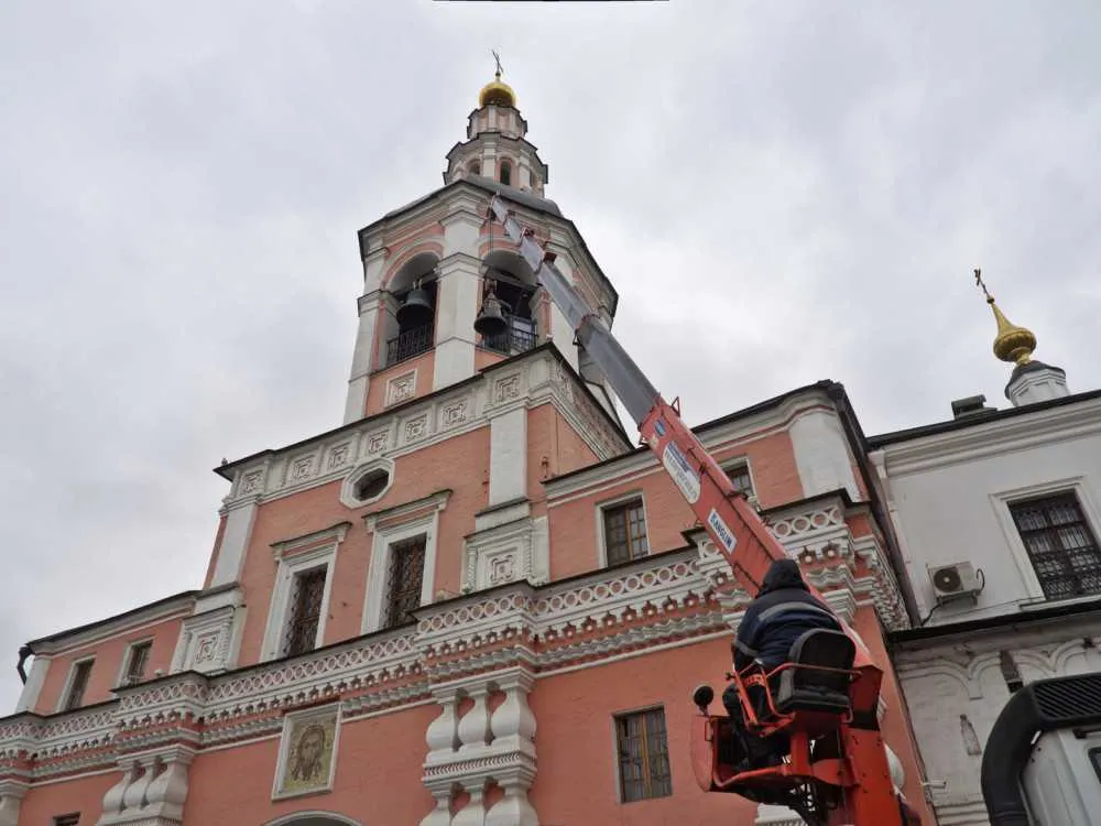 На колокольню Данилова монастыря поднят новый колокол