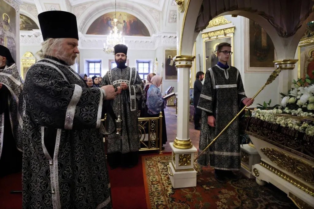 В канун Великой Субботы епископ Алексий возглавил утреню с чином погребения в Даниловой обители