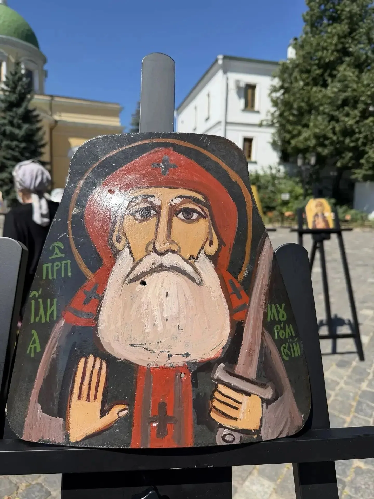В Даниловом монастыре проходит выставка икон, написанных на бронежилетах, которые спасли жизни наших бойцов в ходе СВО