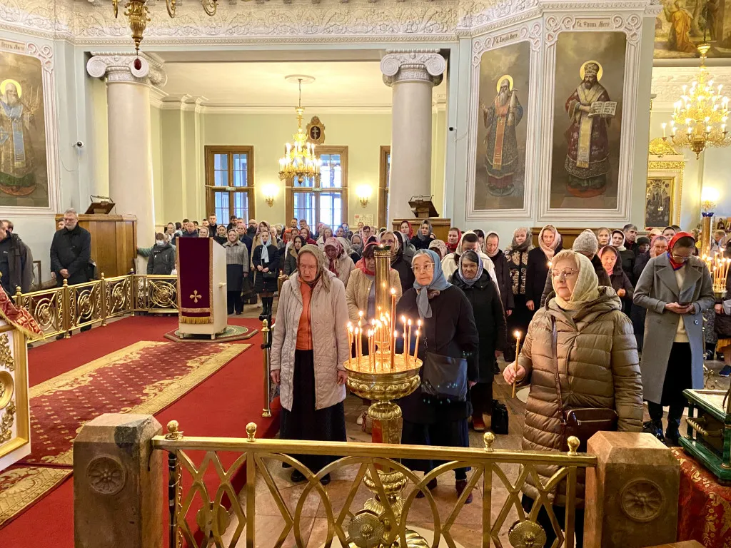 В Неделю 4 по Пасхе, о расслабленном, епископ Алексий совершил Божественную Литургию в Даниловом монастыре