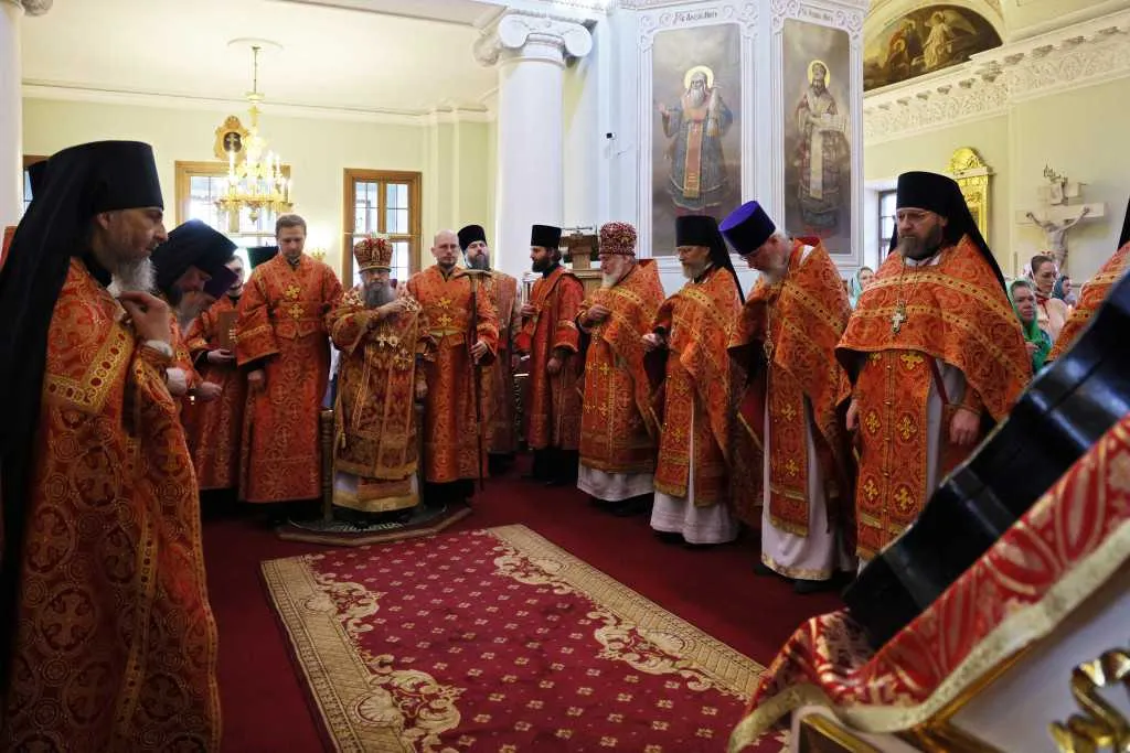 Торжественное богослужение в Неделю 5-ю по Пасхе, день памяти святителя Алексия Московского