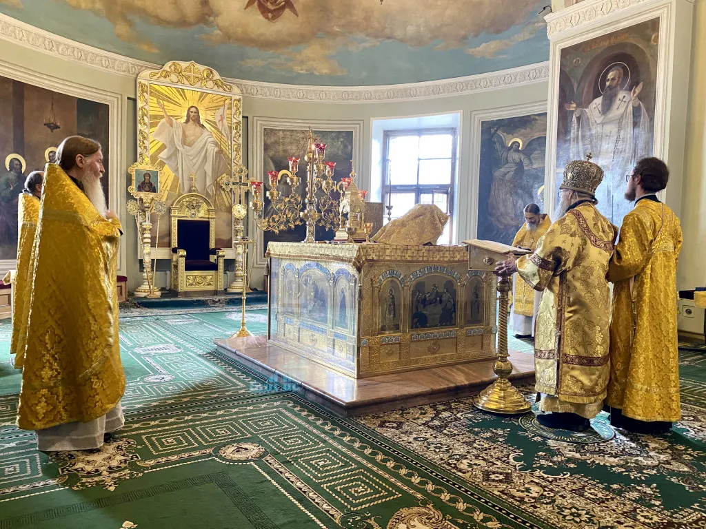 Божественная Литургия в Троицком соборе в Неделю 9-ю по Пятидесятнице