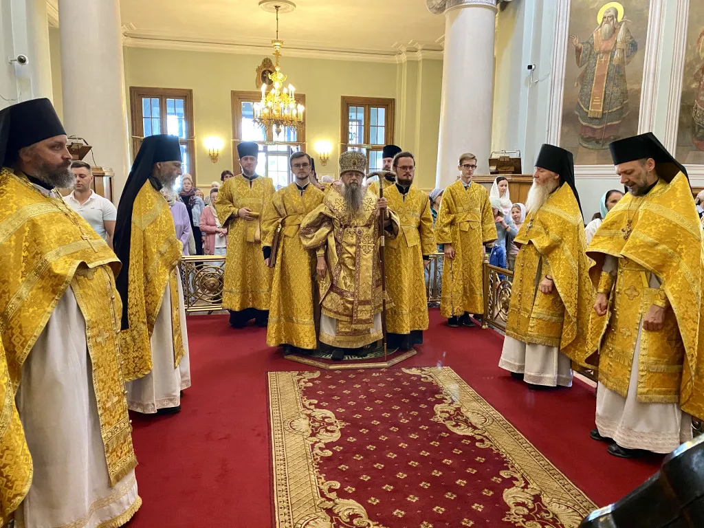 Божественная Литургия в Троицком соборе в Неделю 9-ю по Пятидесятнице