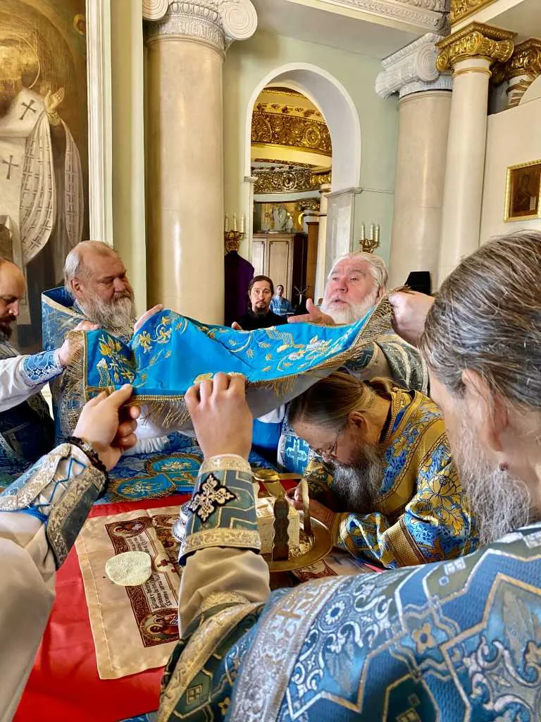 Божественная Литургия в Троицком соборе в Неделю 16-ю по Пятидесятнице