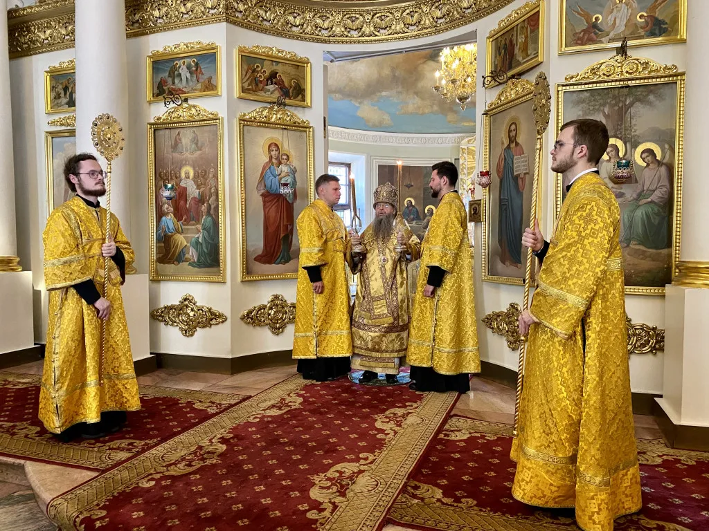 Божественная Литургия в Троицком соборе в Неделю 5-ю по Пятидесятнице