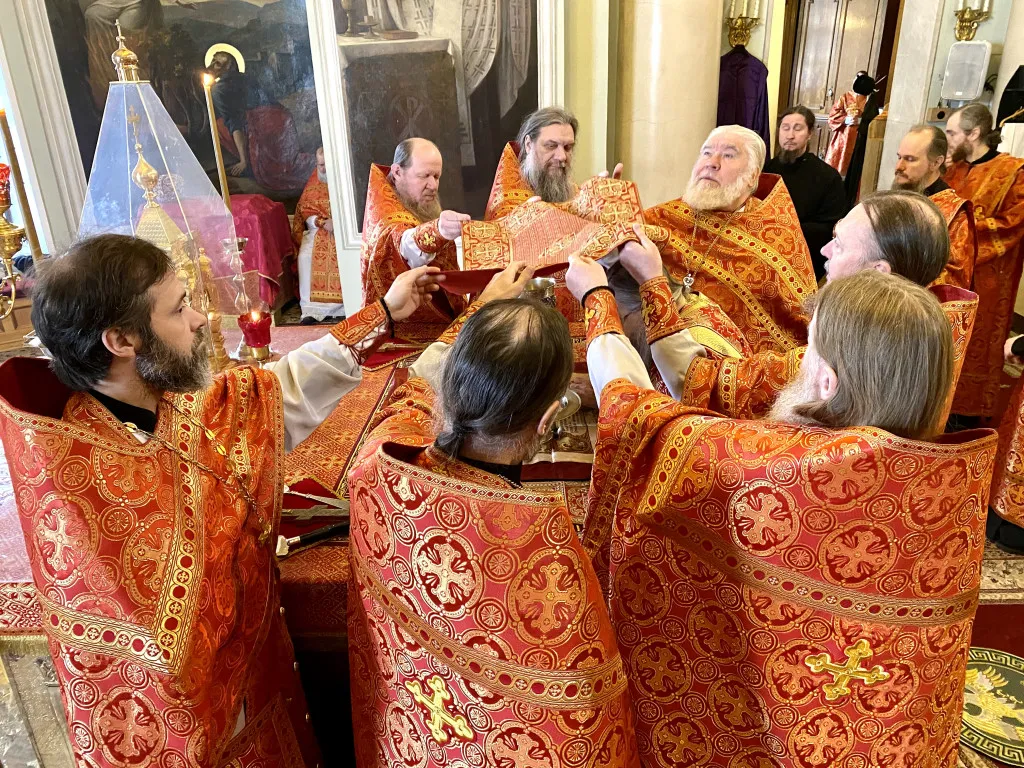 В Неделю 4 по Пасхе, о расслабленном, епископ Алексий совершил Божественную Литургию в Даниловом монастыре