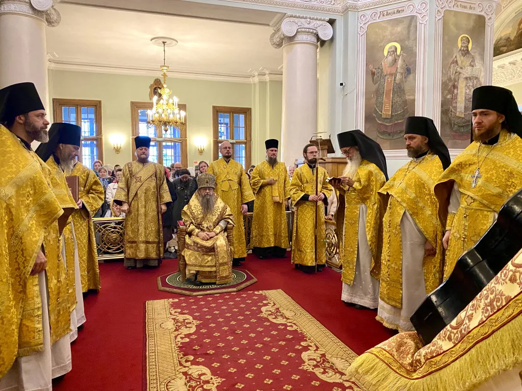 Божественная Литургия в Троицком соборе в Неделю 17-ю по Пятидесятнице