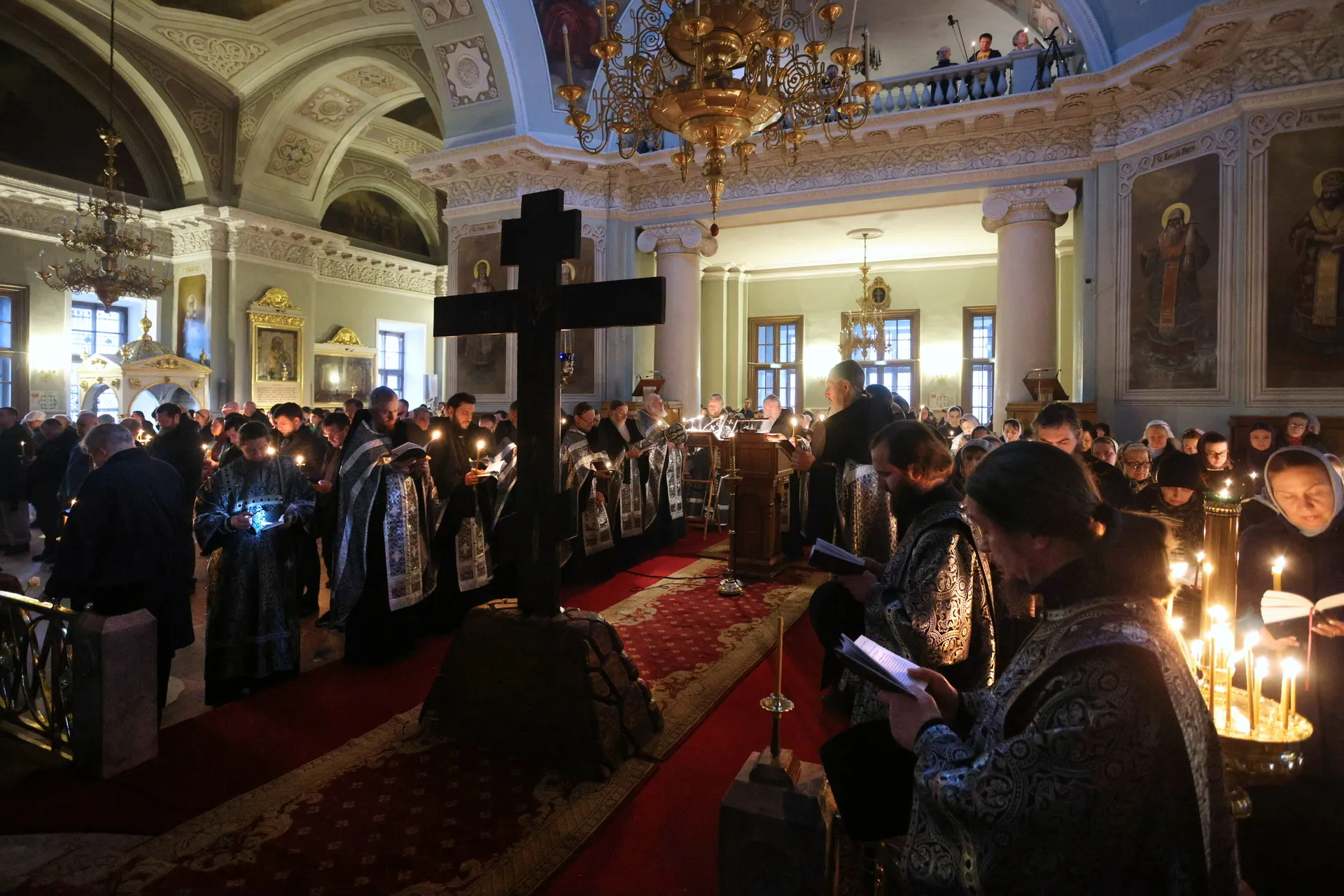 В Даниловом монастыре совершена утреня Великого Пятка с чтением двенадцати  Страстных Евангелий