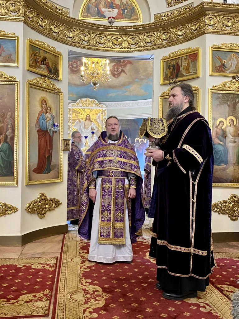 Божественная Литургия в Троицком соборе в Неделю 3-ю Великого поста, Крестопоклонную