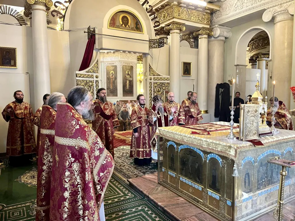 В Даниловой обители совершены богослужения праздника Изнесения Честных Древ Животворящего Креста Господня