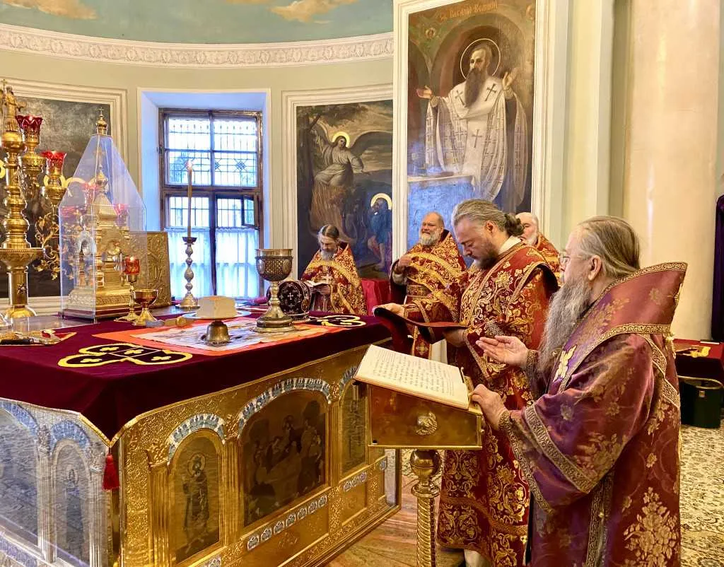 В Неделю 17-ю по Пятидесятнице епископ Алексий совершил Божественную Литургию в Троицком соборе