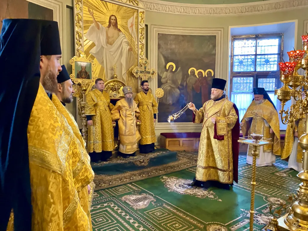 Божественная Литургия в Троицком соборе в Неделю 23-ю по Пятидесятнице