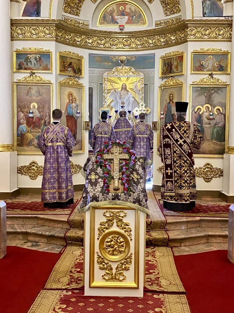 Божественная Литургия в Троицком соборе в Неделю 3-ю Великого поста, Крестопоклонную