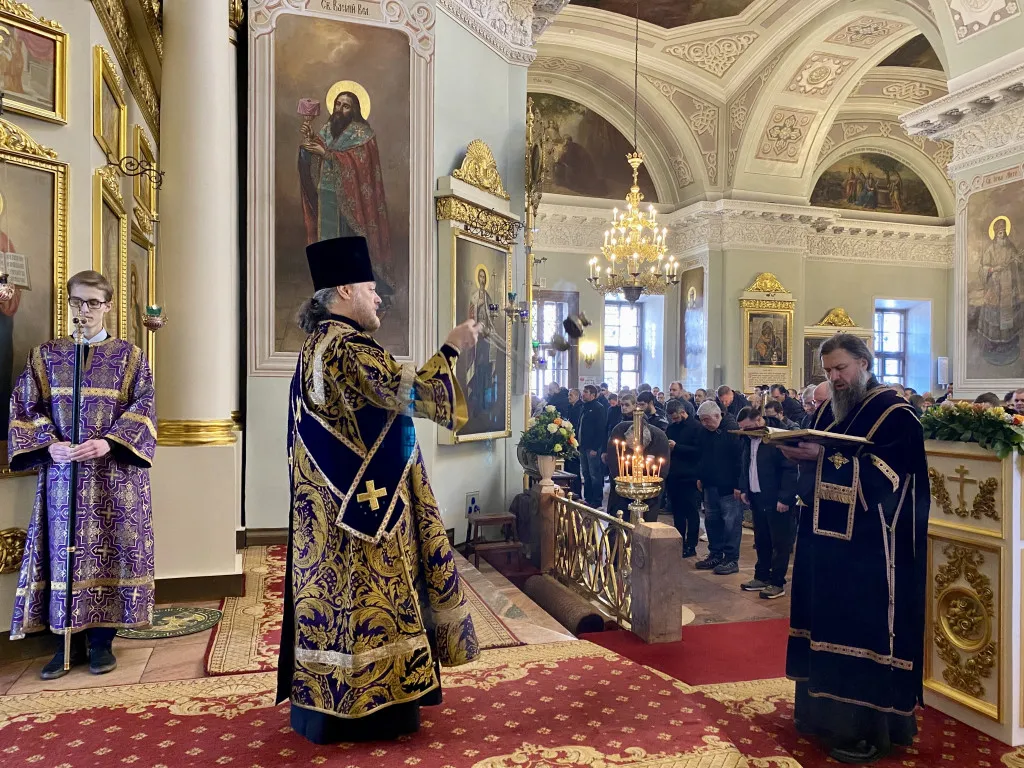 Божественная Литургия в Троицком соборе в Неделю вторую Великого поста