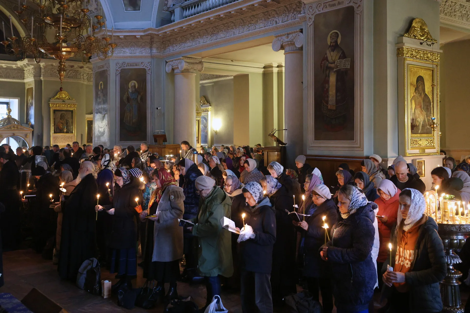 В Даниловом монастыре совершена утреня Великого Пятка с чтением двенадцати  Страстных Евангелий