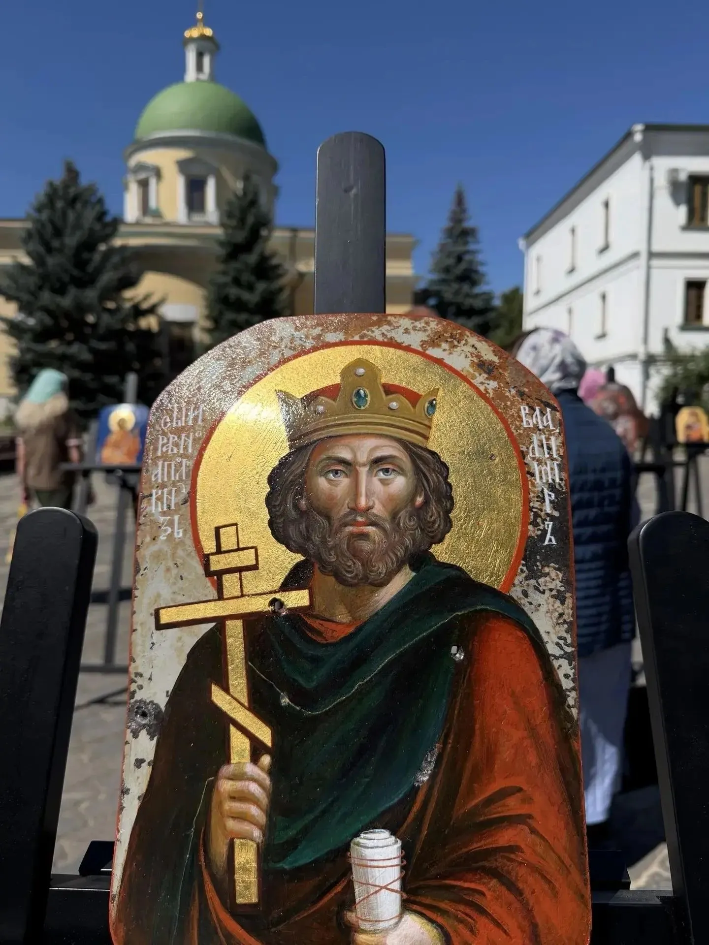 В Даниловом монастыре проходит выставка икон, написанных на бронежилетах, которые спасли жизни наших бойцов в ходе СВО