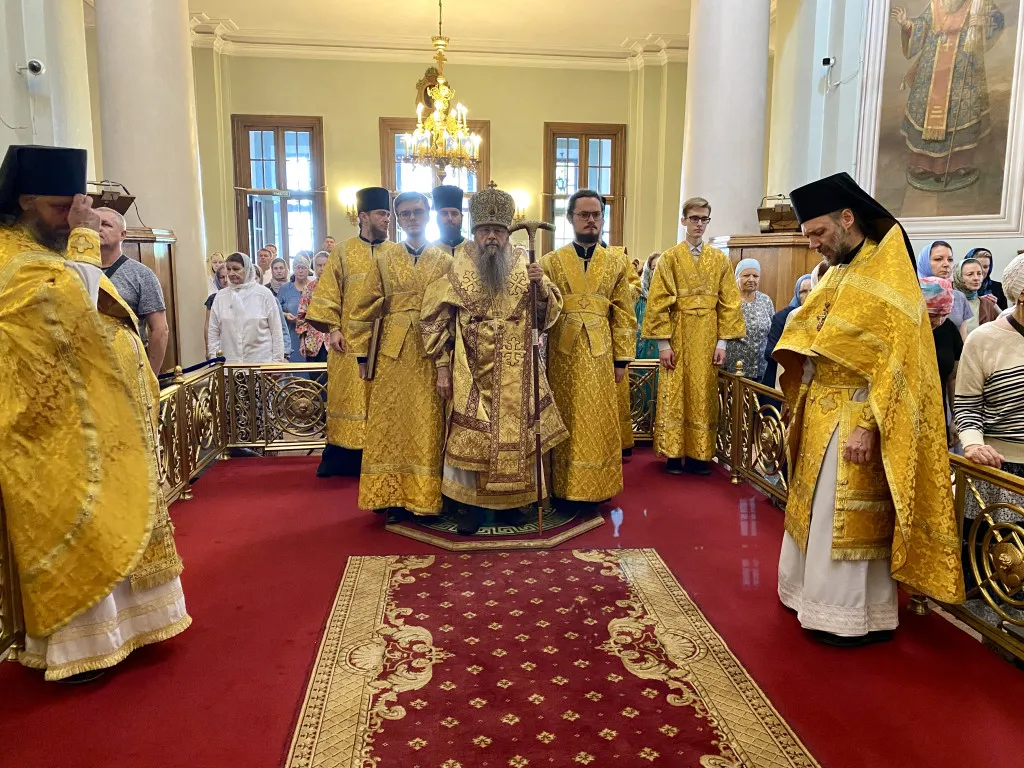 Божественная Литургия в Троицком соборе в Неделю 8-ю по Пятидесятнице