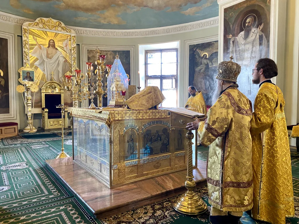 Божественная Литургия в Троицком соборе в Неделю 8-ю по Пятидесятнице