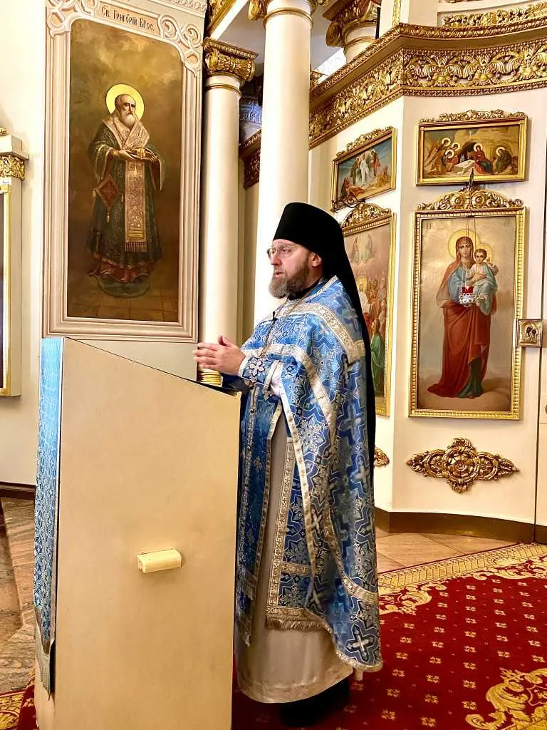 Божественная Литургия в Троицком соборе в Неделю 16-ю по Пятидесятнице