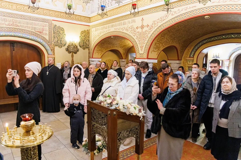 Епископ Алексий доставил икону Божией Матери «Целительница» в храм при НМИЦ ДГОИ им. Дмитрия Рогачева