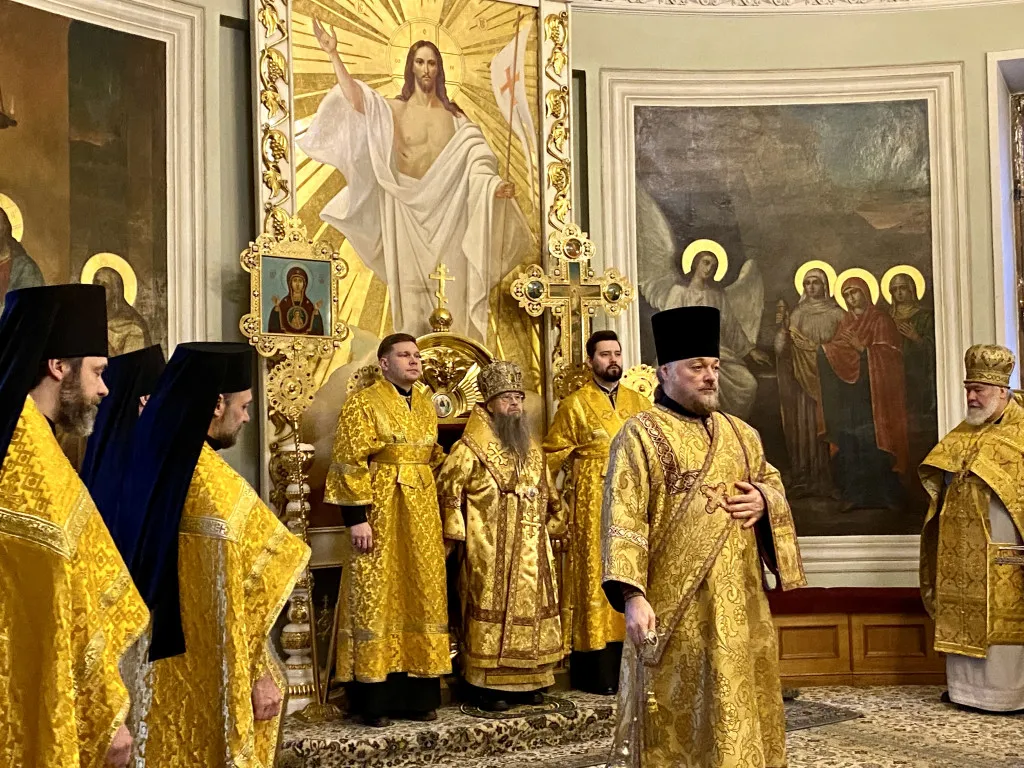 Божественная Литургия в Троицком соборе в Неделю 32-ю по Пятидесятнице