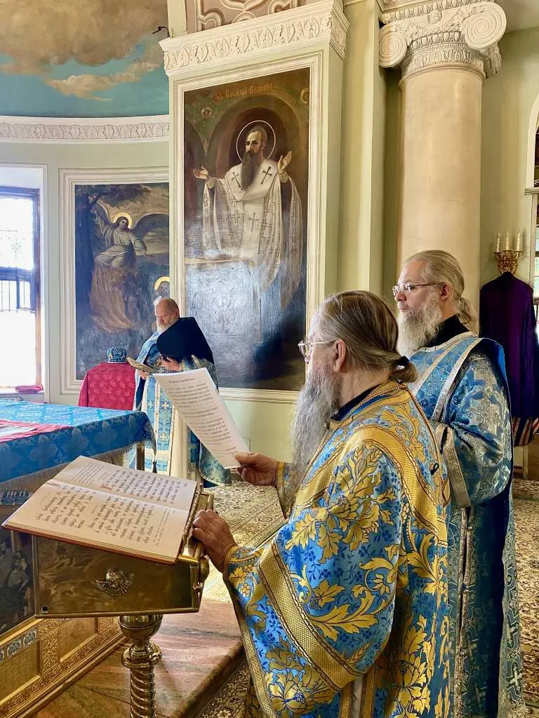 Божественная Литургия в Троицком соборе в Неделю 16-ю по Пятидесятнице