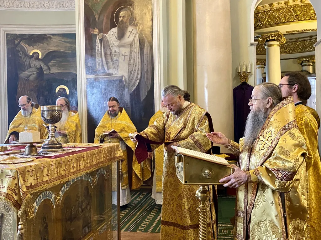 Божественная Литургия в Троицком соборе в Неделю 3-ю по Пятидесятнице