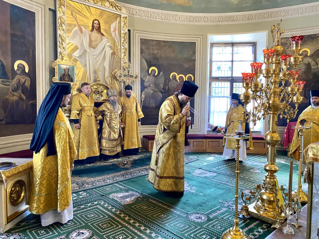 Божественная Литургия в Троицком соборе в Неделю 8-ю по Пятидесятнице