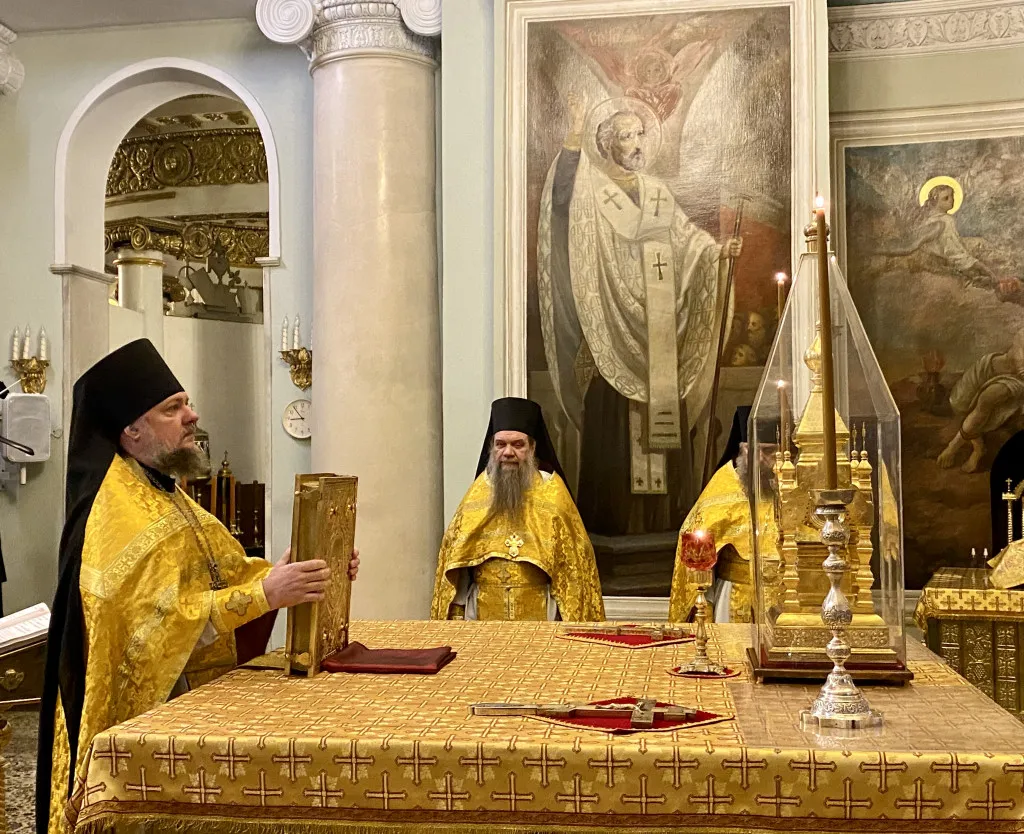 Божественная Литургия в Троицком соборе в Неделю 25-ю по Пятидесятнице