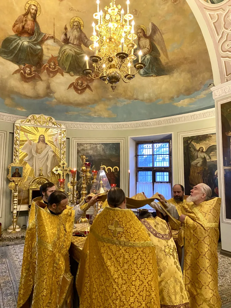 Божественная Литургия в Троицком соборе в Неделю 32-ю по Пятидесятнице