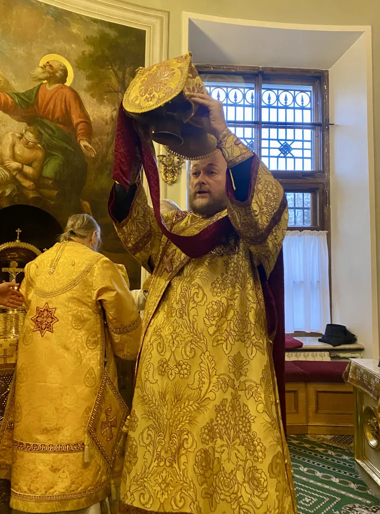Божественная Литургия в Троицком соборе в Неделю 22-ю по Пятидесятнице