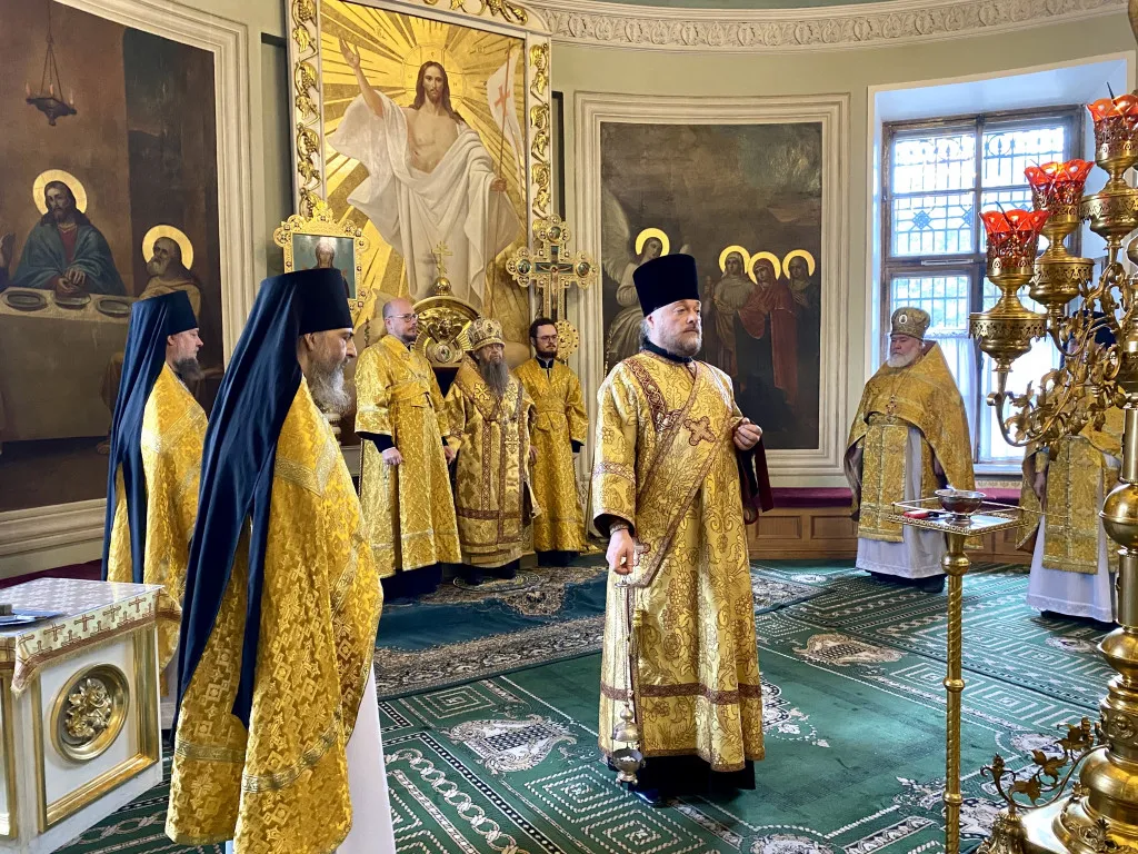 Божественная Литургия в Троицком соборе в Неделю 4-ю по Пятидесятнице