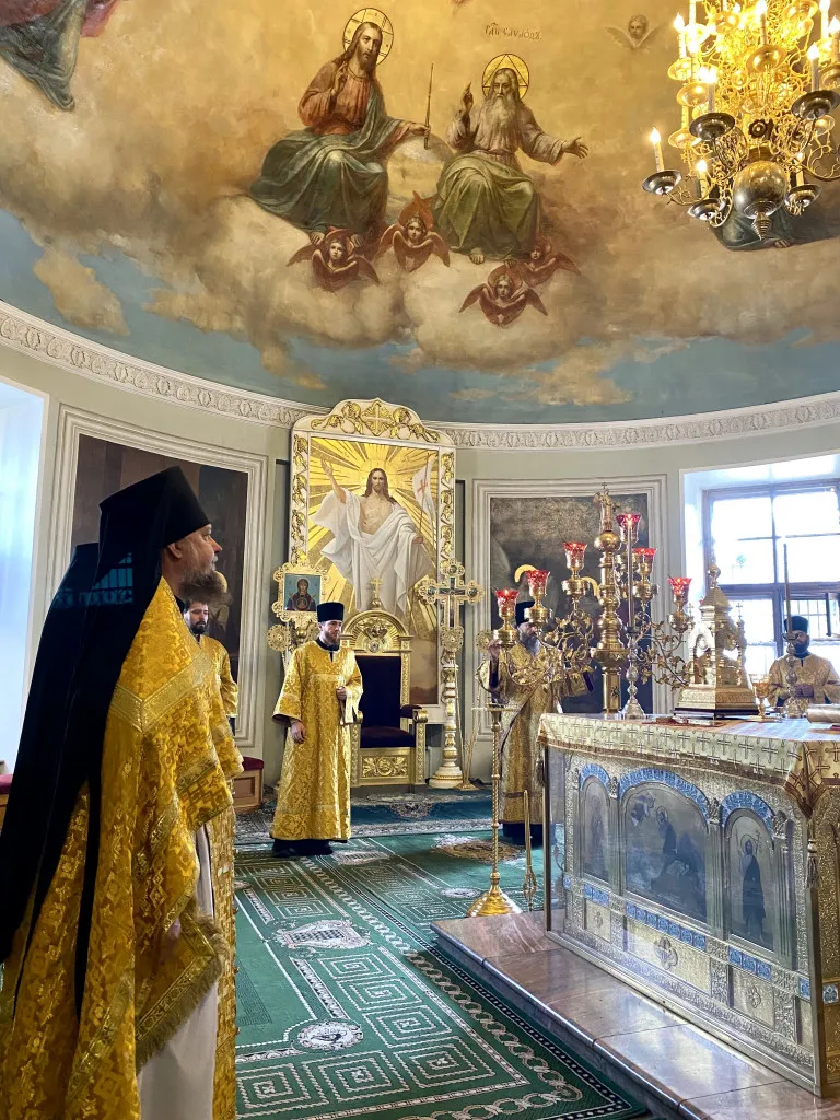 Божественная Литургия в Троицком соборе в Неделю 10-ю по Пятидесятнице