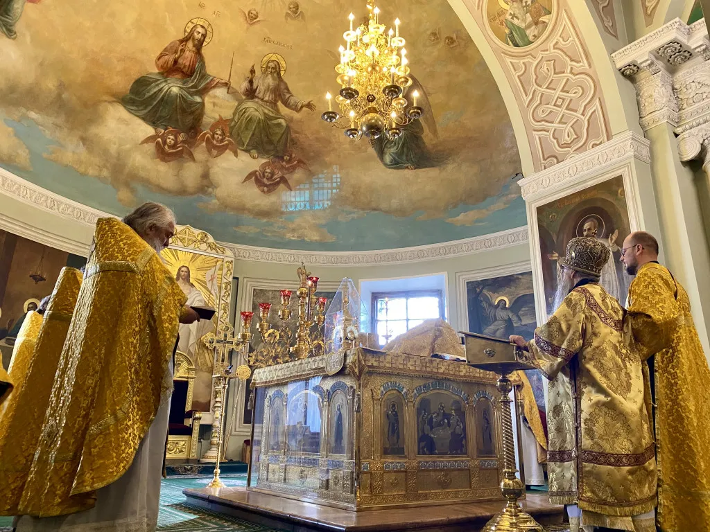 Божественная Литургия в Троицком соборе в Неделю 17-ю по Пятидесятнице