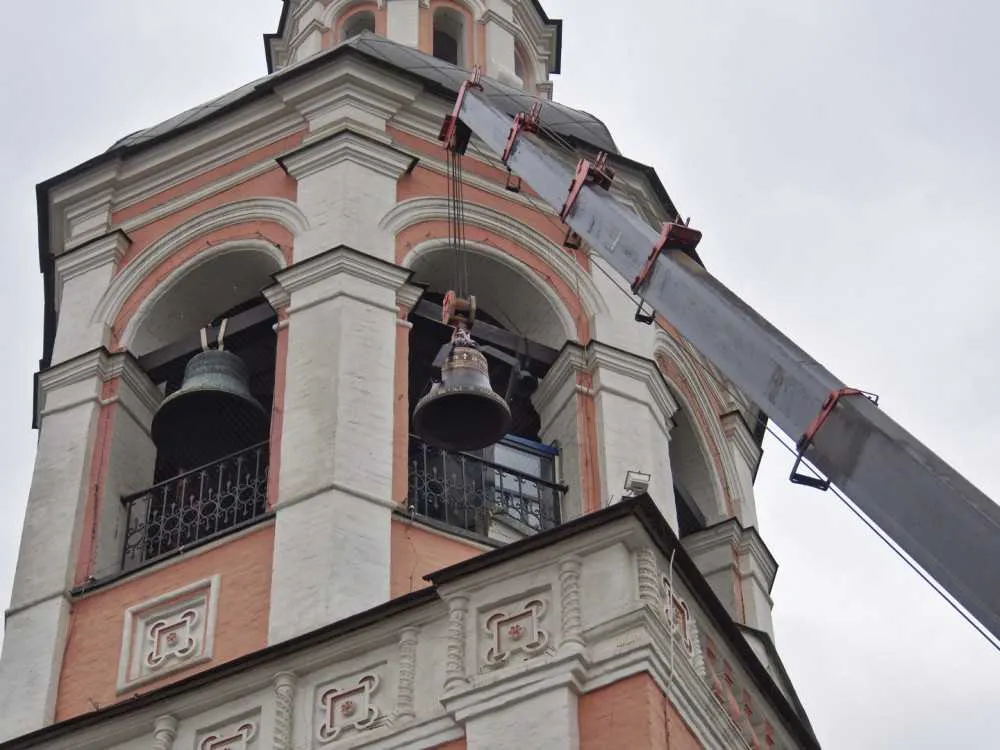 На колокольню Данилова монастыря поднят новый колокол