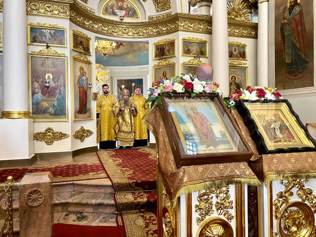 Божественная Литургия в Троицком соборе в Неделю 5-ю по Пятидесятнице