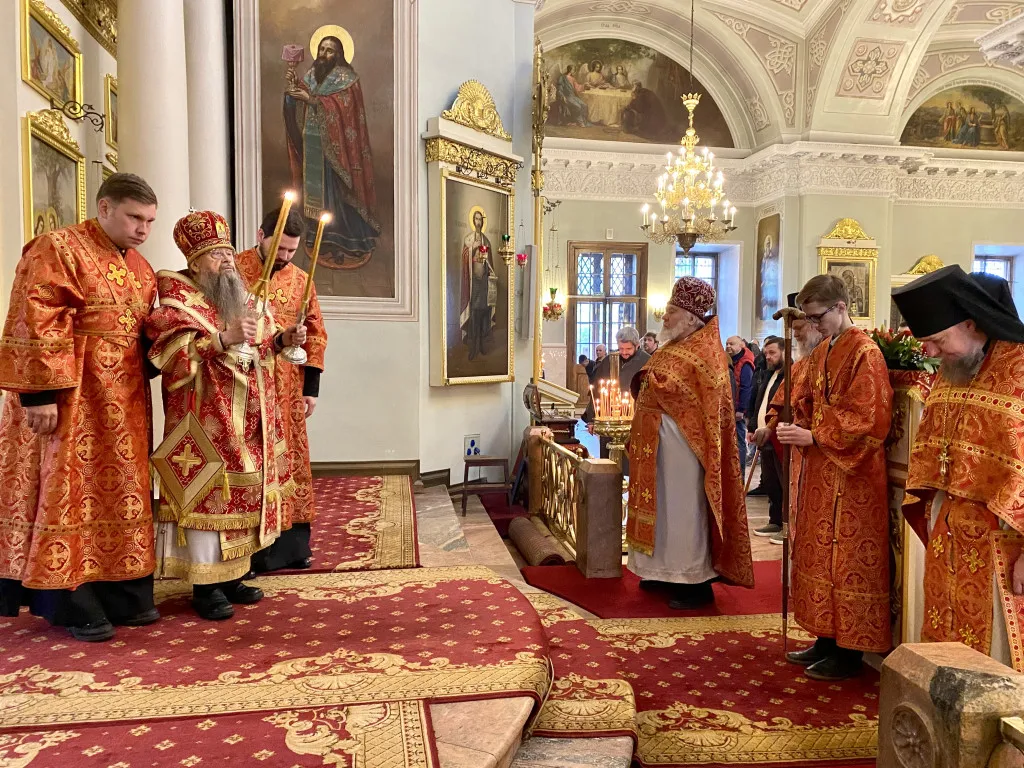 В Неделю 4 по Пасхе, о расслабленном, епископ Алексий совершил Божественную Литургию в Даниловом монастыре