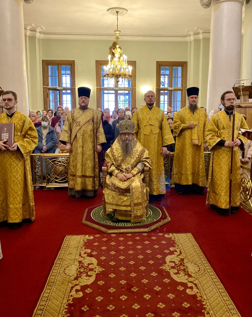 Божественная Литургия в Троицком соборе в Неделю 17-ю по Пятидесятнице