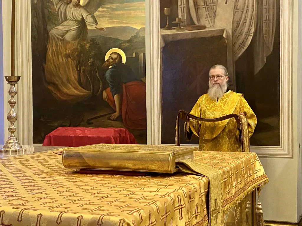 Божественная Литургия в Троицком соборе в Неделю 32-ю по Пятидесятнице