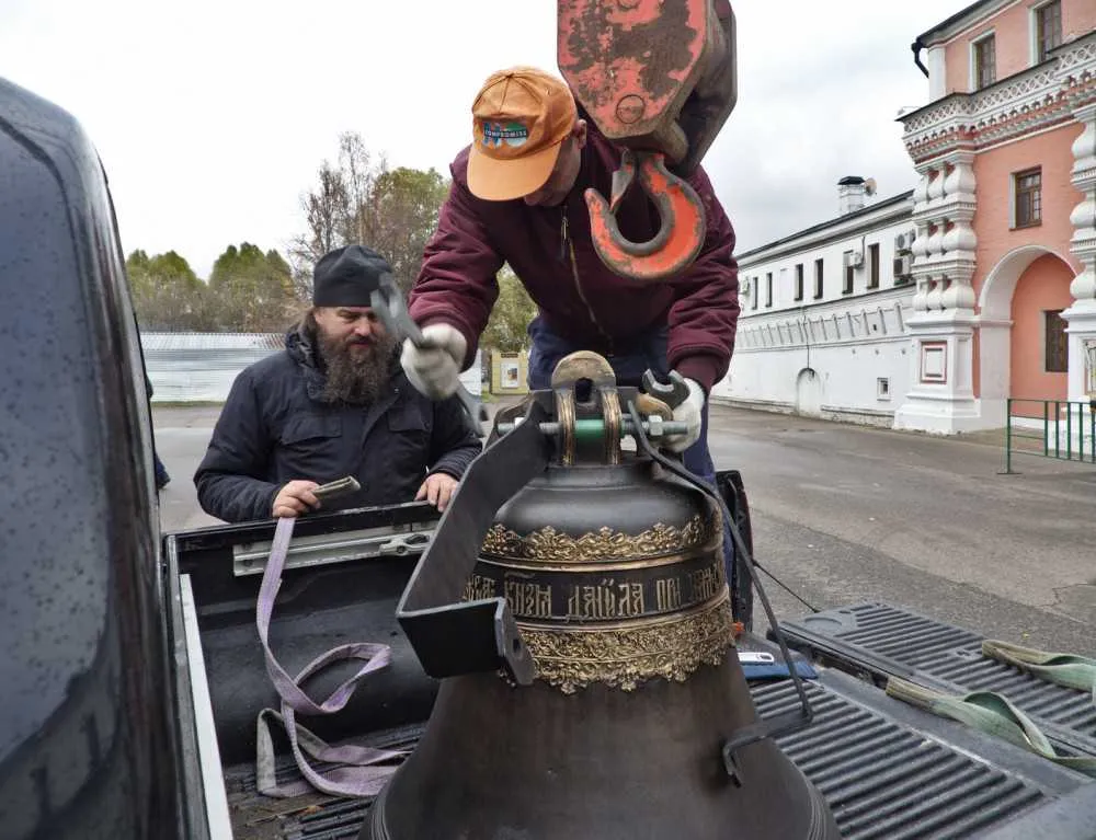 На колокольню Данилова монастыря поднят новый колокол