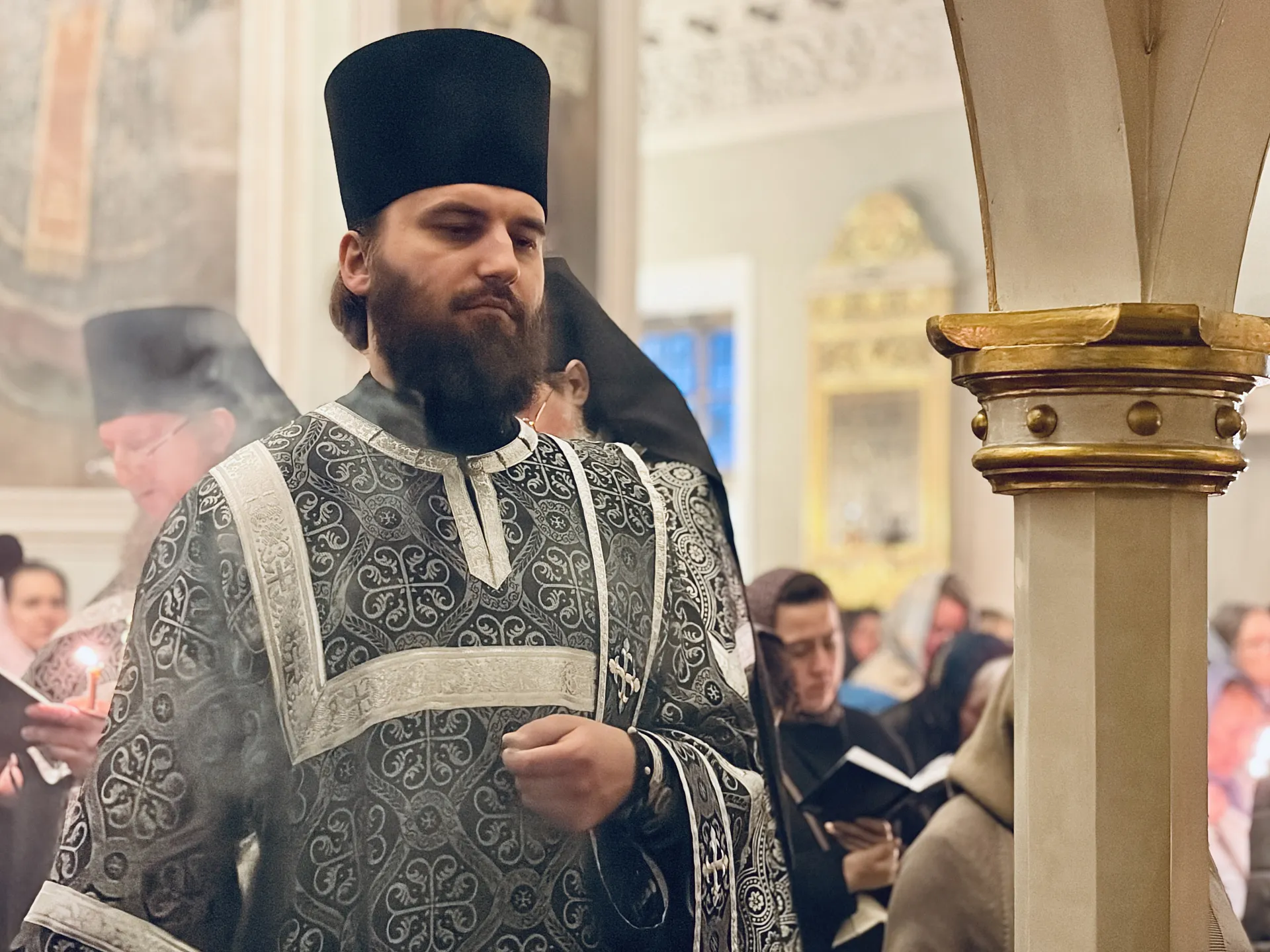 В канун Великой Субботы епископ Алексий возглавил утреню с чином погребения в Троицком соборе