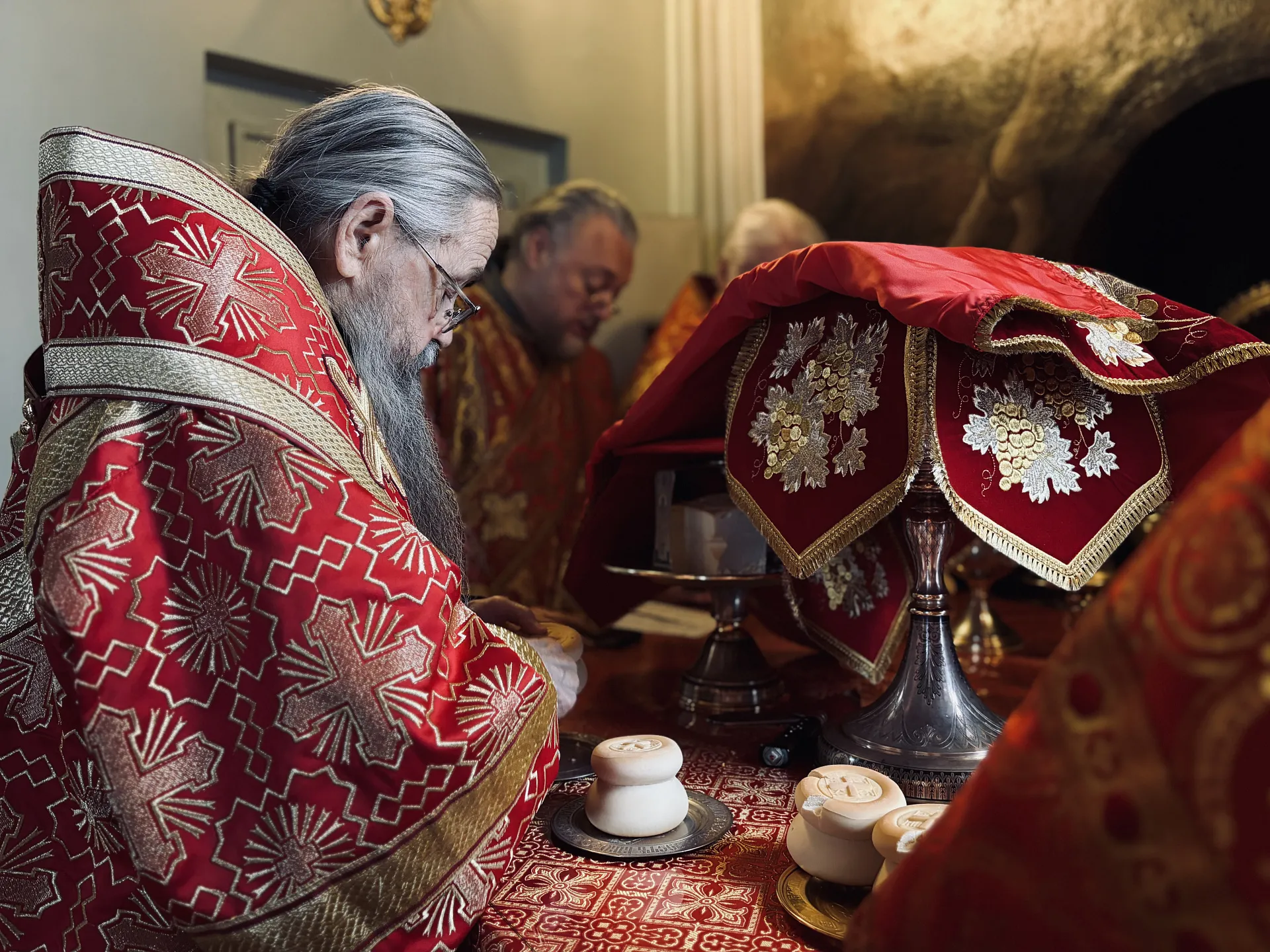 Божественная Литургия в Троицком соборе в Неделю 3-ю по Пасхе, святых жен-мироносиц