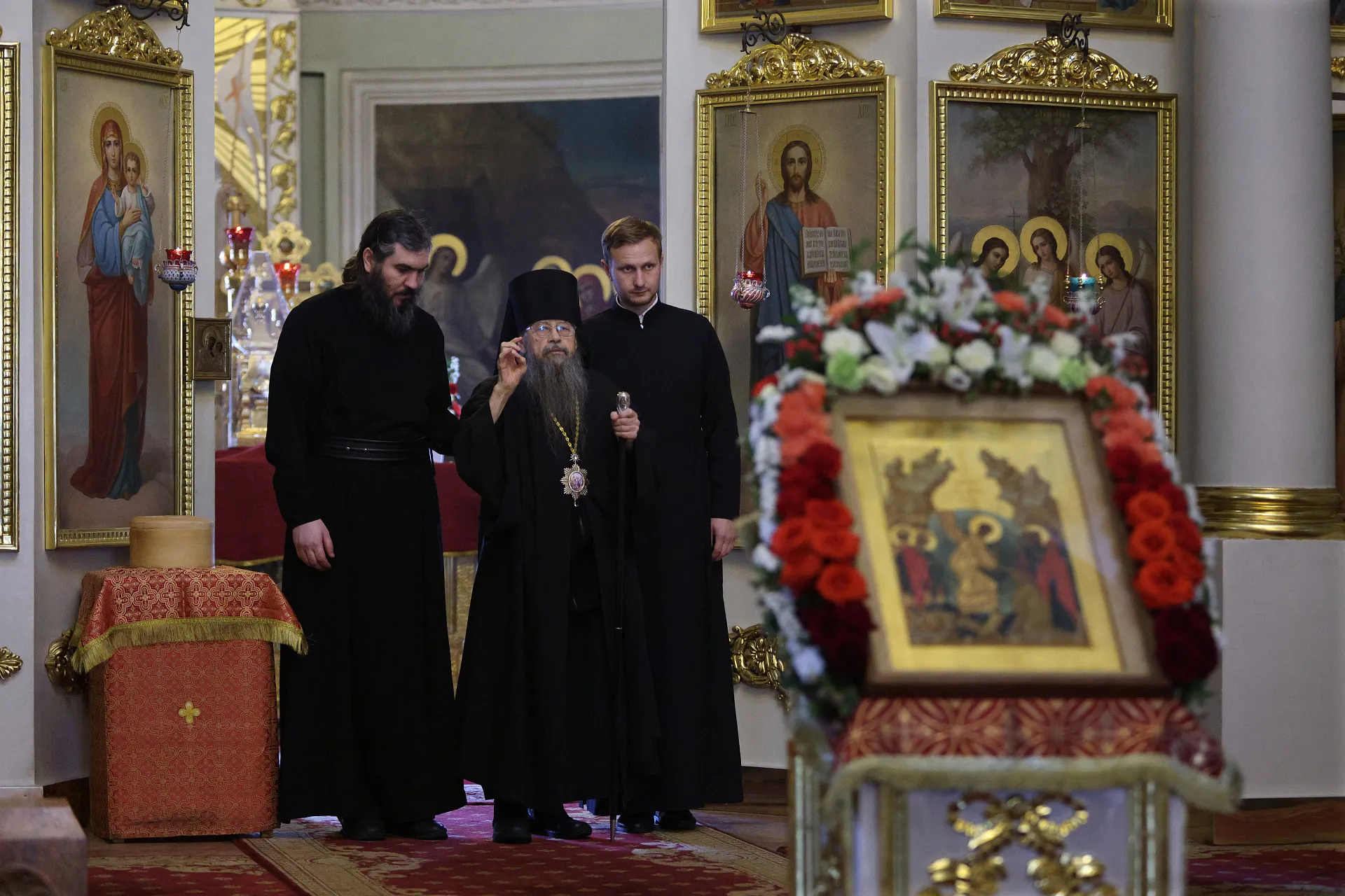 Сотрудники Данилова монастыря поздравили наместника обители с праздником Воскресения Христова